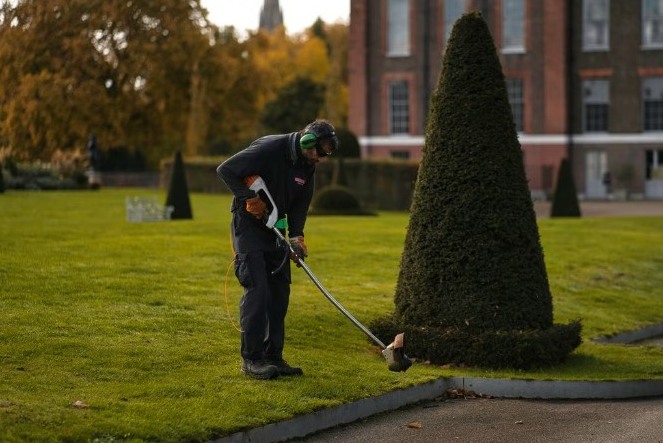 Gepflegter Garten mit Terrasse – Grünanlagenpflege von ATDU